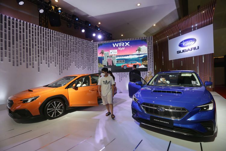 Subaru WRX Sedan dan Wagon generasi lima resmi diluncurkan di ajang Indonesia International Motor Show (IIMS) 2023 di JIExpo, Kemayoran, Jakarta Pusat, Kamis (16/2/2023). Ada dua varian yang dimunculkan, yakni Subaru WRX Sedan dan Subaru WRX Wagon. Keduanya tampil dengan desain yang sama-sama agresif dengan tetap membawa hood scoop khas Subaru WRX.