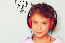 Anak Sering Dengar Lagu Dewasa? Ini 6 Cara Mengatasinya dari Psikolog