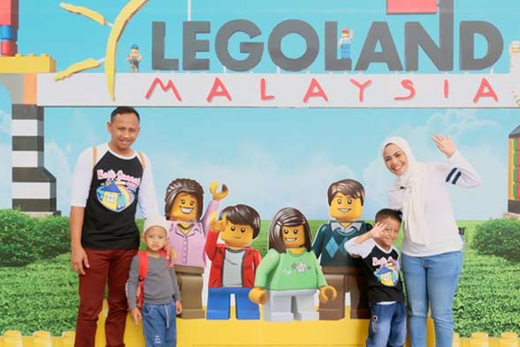 Salah satu keluarga pemenang program belanja berhadiah utama trip ke Legoland Malaysia berfoto di pintu masuk utama, pada Senin (19/3/2018) lalu.