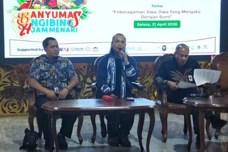 Penggagas Banyumas Ngibing 24 Jam Menari sekaligus maestro Lengger Lanang Banyumas, Riyanto, saat konferensi pers di Pendapa Bupati Banyumas, Jawa Tengah, Selasa (21/4/2026).