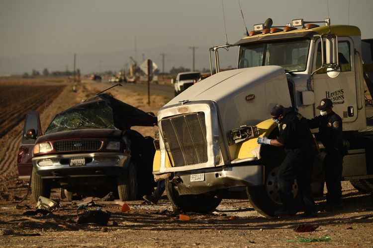 Lokasi kecelakaan mengerikan di dekat Holtville, California, Amerika Serikat, pada 2 Maret 2021. Truk bermuatan penuh kerikil menabrak mobil SUV berisi 25 penumpang di persimpangan jalan. Kecelakaan ini menewaskan 13 orang dan lainnya luka-luka.