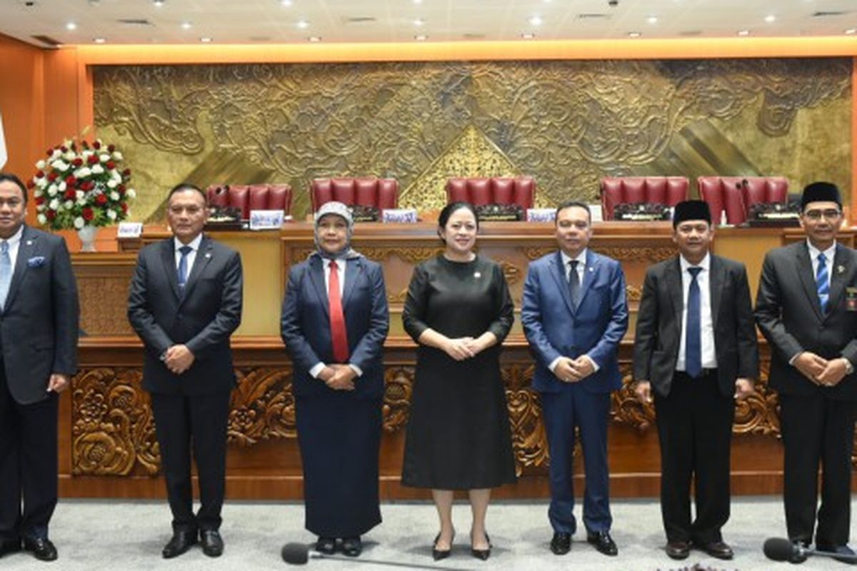 Ketua DPR RI Puan Maharani foto bersama dengan tiga Hakim Agung Mahkamah Agung RI setelah di tetapkan dalam Rapat Paripurna DPR RI ke-20 Masa Persidangan IV Tahun Sidang 2022-2023 di Gedung Nusantara II, Senayan, Jakarta, Selasa (4/4/2023). 
