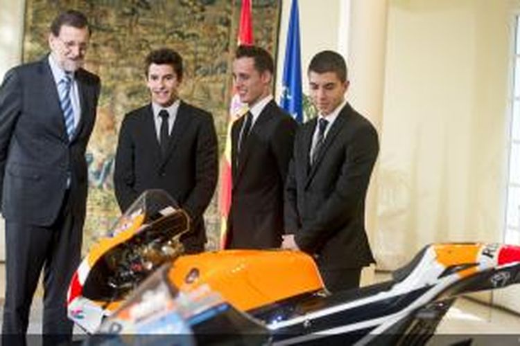 Persana Menteri Mariano Rajoy (kiri) bertemu Juara Dunia 2013 asal Spanyol, Marc Marquez (MotoGP), Pol Espargaro (Moto2), dan Maverick Viñales (Moto3) di Madrid, Kamis (21/11/2013)