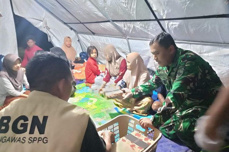 Bantu Pengungsi Gempa M 7,7 NTT, Dapur SPPG Sikka Salurkan Ribuan Porsi Makanan Siap Saji