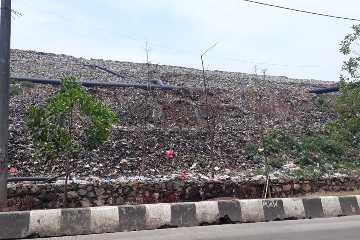 Gunung sampah di Tempat Pengelolan Sampah Terpadu (TPST) Bantargebang, Kota Bekasi. Foto diambil Selasa (23/10/2018).