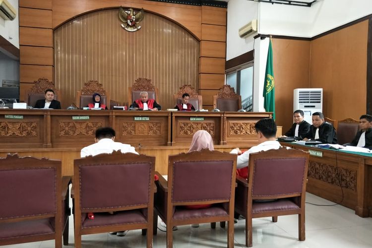 Pablo Benua dan Galih Ginanjar melepas rompi tahanan di tengah persidangan perdana kasus dugaan pencemaran nama baik lewat video ikan asin di Pengadilan Negeri Jakarta Selatan, kawasan Ampera, Senin (9/12/2019).