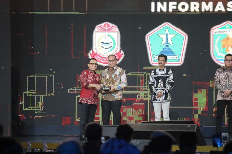 Wali Kota (Walkot) Makassar Mohammad Ramdhan Pomanto menerima penghargaan dari Kompas TV untuk kategori Pelayanan dan Keterbukaan Informasi Publik terbaik yang diberikan Menteri Pendayagunaan Aparatur Negara dan Reformasi Birokrasi (Menpan RB) Azwar Anas dalam Malam Puncak HUT Kompas TV ke-13 di The Tribata Hotel, Jakarta, Rabu (11/9/2024).
