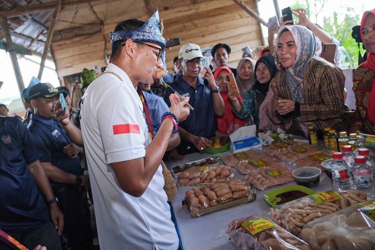 Menteri Pariwisata dan Ekonomi Kreatif (Menparekraf) Sandiaga Uno saat mengunjungi Desa Wisata Sungsang IV di Kabupaten Banyuasin, Sumatera Selatan.