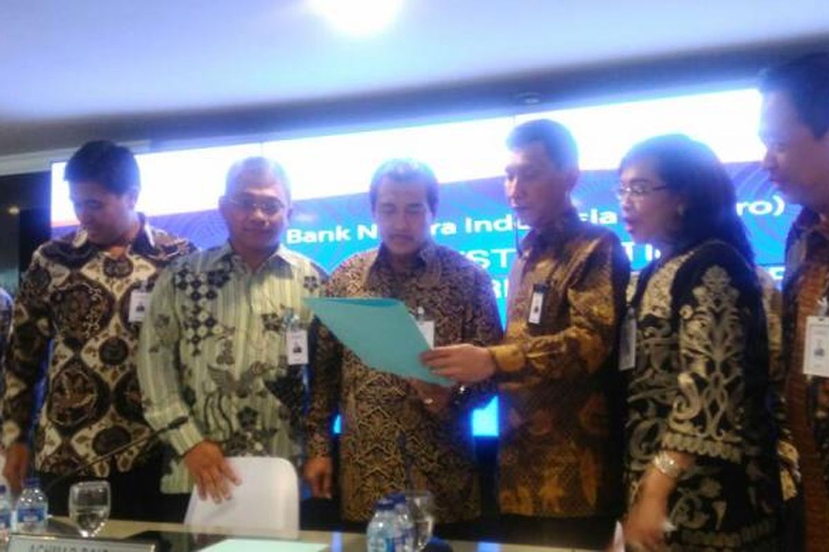 Wakil Direktur Utama PT BNI (Persero) Tbk (BBNI) Suprajarto (tengah) bersama direksi BNI, usai temu analis 2016, di Jakarta, Kamis (26/1/2017).