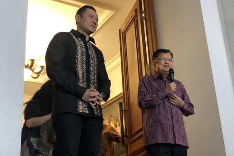 Wakil Presiden ke 10 dan 12 RI Jusuf Kalla bersama Ketua Umum Partai Demokrat Agus Harimurti Yudhoyono (AHY). Keduanya bertemu di kediaman Jusuf Kalla, kawasan Brawijaya, Kebayoran Baru, Jakarta, Senin (15/5/2023). 