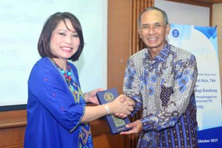 Kepala Kantor Wilayah I BCA Bandung, Allan Sriwulandari (kiri) menyerahkan cinderamata kepada Wakil Rektor bidang Keuangan, Perencanaan, dan Pengembangan Institut Teknologi Bandung (ITB), Prof. Dr. Wawan Gunawan A. Kadir, MS (kanan) dalam proses pengesahan MoU pembayaran uang kuliah menggunakan BCA Virtual Account di Bandung, Kamis (26/10/2017).