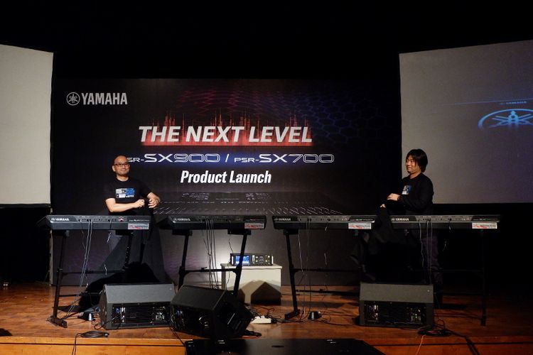 Presiden Direktur YMID Shinichi Takenaga dan GM Marketing Division YMID Shogo Ito saat mengungkap keyboard terbaru Yamaha pada acara peluncurannya.