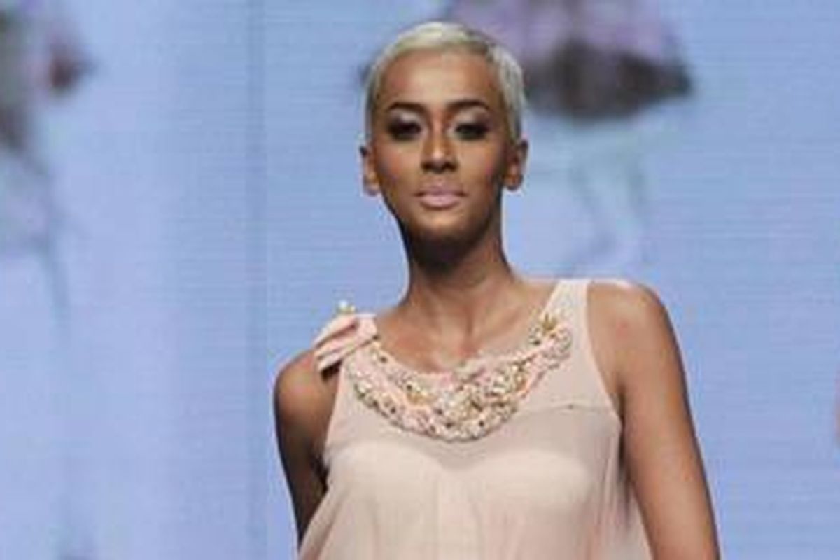 Kimmy Jayanti yang berkulit gelap kini menjadi salah satu model paling populer di Indonesia.