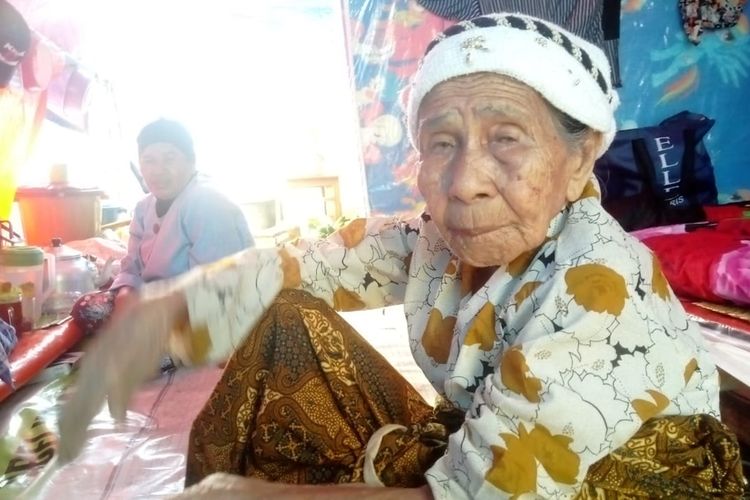 Nenek Jaleha yang telah berusia 120 tahun duduk di dalam tenda di lokasi pengungsian di perbukitan desa Liang, Kecamatan Salahutu, Kabupaten Maluku Tengah, Kamis (24/10/2019)