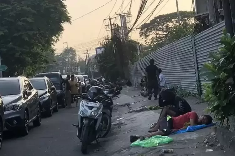 Krisis BBM di Denpasar: Antrean Mengular, Warga Rela Tidur di Trotoar Tunggu Truk Tangki