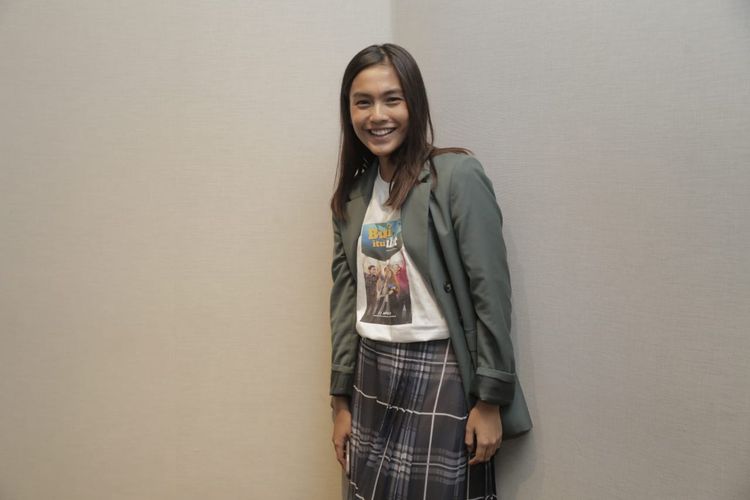Rania Putrisari menghadiri screening film Bumi itu Bulat di XXI Epicentrum, Jakarta Selatan, Selasa malam (2/4/2019).