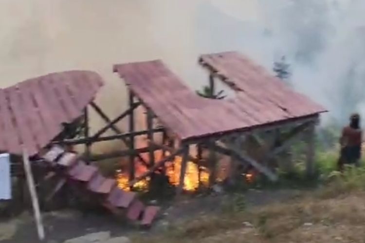 4 Pendaki Terjebak Kebakaran di Jalur Gunung Gamalama Ternate