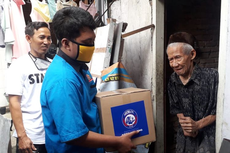 Arema FC melakukan kegiatan bagi-bagi sembako kepada masyarakat yang terdampak secara ekonomi akibat pandemi virus corona di sekitar Kandang Singa sebutan kantor resmi Arema FC, Minggu (12/4/2020) siang.
