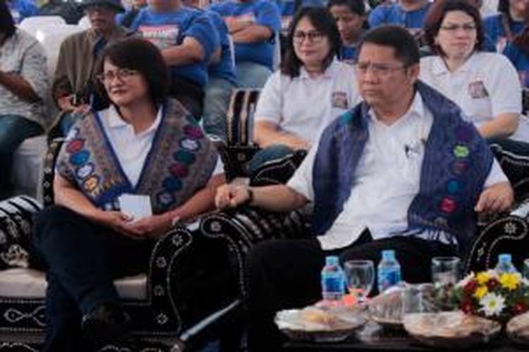 Deputy CEO XL Axiata Dian Siswarini bersama Menteri Komunikasi dan Informatika Indonesia dalam peluncuran mFish di Mataram, Nusa Tenggara Barat