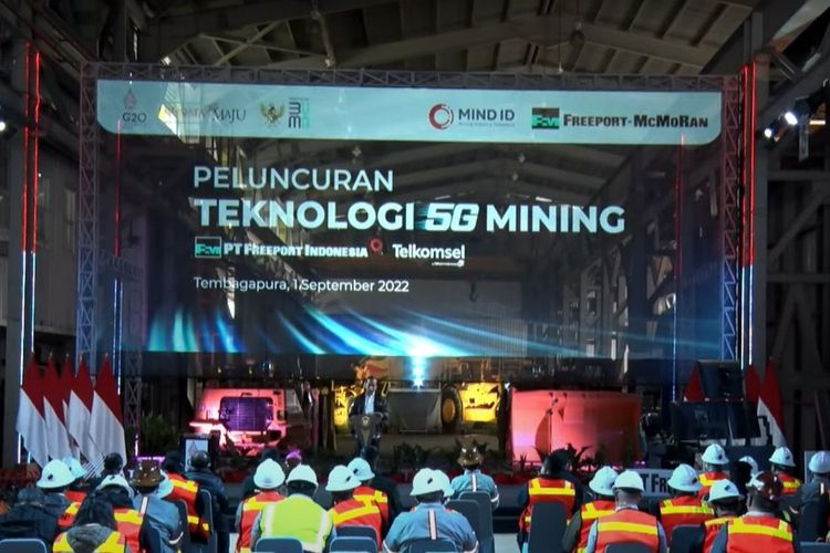 Anggota MIN ID PT Freeport Indonesia (PTFI) berkolaborasi dengan Telkomsel untuk mewujudkan 5G Underground Smart Mining. di Tembagapura, Papua, Kamis (1/9/2022).

