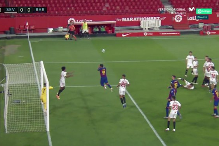 Bek Sevilla, Jules Kounde, bertahan di garis gawang demi mencegah Lionel Messi mencetak gol dari tembakan bebas pada laga lanjutan Liga Spanyol, Sabtu (20/6/2020) dini hari WIB.