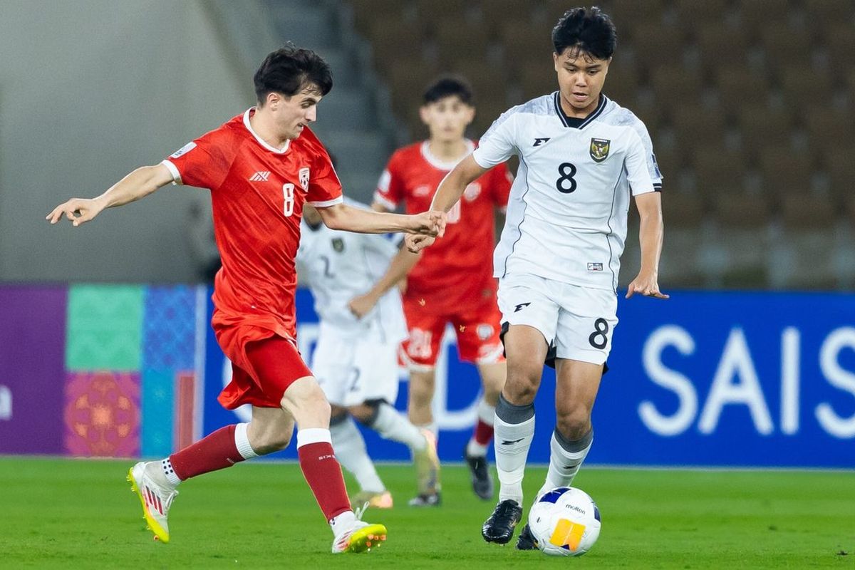 Gelandang Timnas U17 Indonesia Nazriel Alvaro hampir tak tergantikan di lini tengah tim assuhan Nova Arianto menyelesaikan tiga laga Grup C Piala Asia U17 2025 dengan kemenangan. Indonesia kalahkan Afghanistan, Jumat (11/4/2025) dini hari di Prince Abdullah Al faisal, Jeddah.