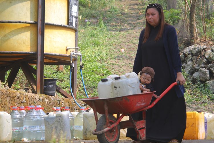 Warga Antre sejak Jam 6 Pagi hingga Pilih Tak Mandi, Kedatangan Truk Tangki Air di Mojokerto Disambut Suka Cita