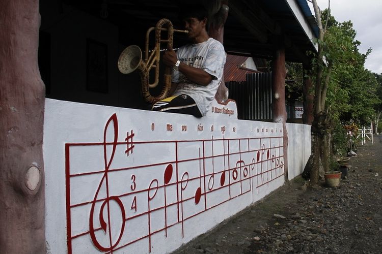 Agustinus Sasandu (67) memainkan salah satu alat musik tiup bambu di teras rumahnya di Kampung Likuang, Tabukan Utara, Kabupaten Kepulauan Sangihe, Sabtu (9/9/2017). Agustinus dinobatkan sebagai Maestro Seni Tradisi oleh Kementerian Pendidikan dan Kebudayaan pada September 2016 atas dedikasi dan pengabdiannya sebagai Pembuat, Pelatih, Pengaransemen dan Konduktor Alat Musik Bambu di Kepulauan Sangihe.