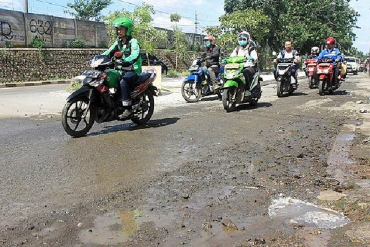 Jalan yang sebelumnya rusak parah mulai diperbaiki sebagian, seperti terlihat di Jalan I Gusti Ngurah Rai, Kota Bekasi, Rabu (5/4). Selama musim hujan, banyak jalan berlubang yang bermunculan dan berpotensi membahayakan keselamatan pengguna kendaraan. 
