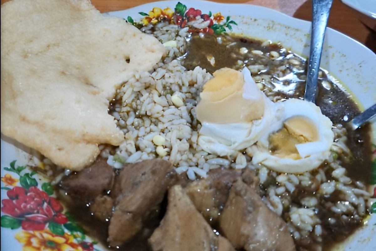 Tampilan Sepiring Rawon Kalkulator, Sentra PKL Taman Bungkul, Surabaya