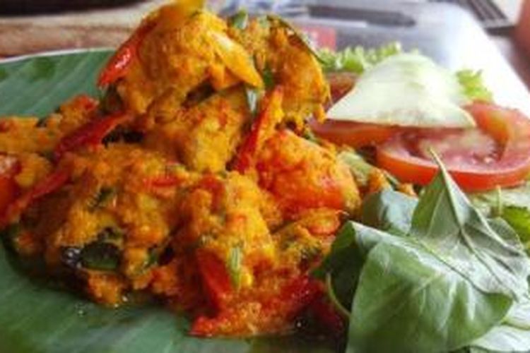Ayam Penyet Pak Ulis, waralaba ayam goreng penyet asal Aceh, lengkap dengan lalapan segar dan sambal. 