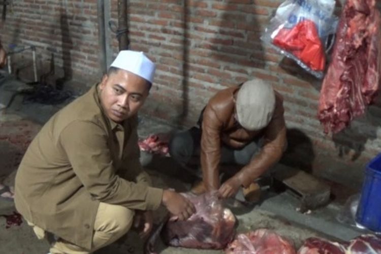 Kasatreskrim Polres Magetan AKP Angga Perdana saat mendatangi sebuah tempat pemotongan sapi di Magetan yang diduga melakukan praktik gelonggongan sebelum daging dijual. Diduga pelaku lebih dulu merendam sapi selama 2 jam sebelum digelonggong.