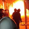 Pabrik Besar Terbakar di Kebon Jeruk, 16 Unit Damkar Diterjunkan
