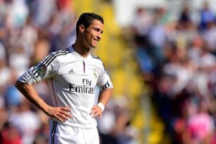 Salah satu eksepresi bomber Real Madrid, Cristiano Ronaldo, pada pertandingan lanjutan Primera Division melawan Levante, Sabtu (18/10/2014). 