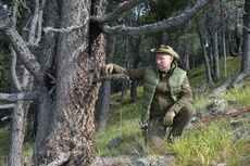 Rusia Rilis Foto Putin Memetik Jamur di Hutan Saat Hari Ulang Tahun