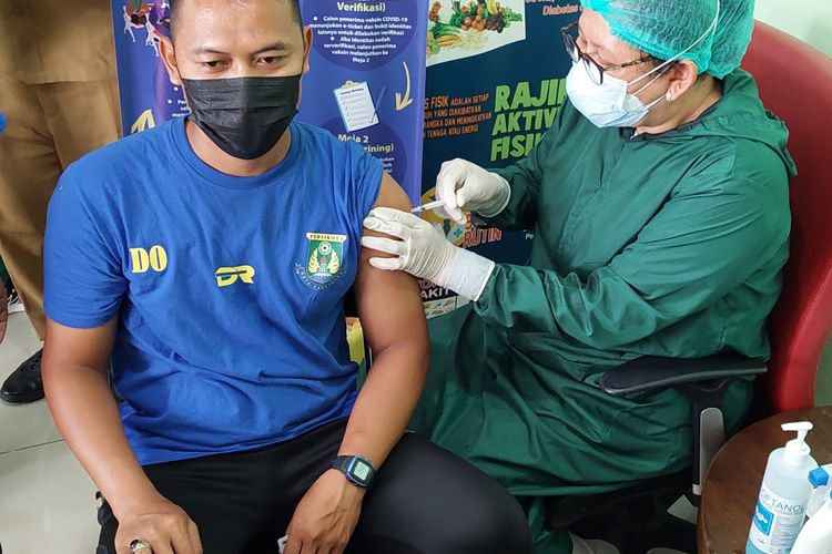 Salah seorang kru Persatuan Sepak Bola Indonesia Kota Tangerang (Persikota) yang menerima vaksin Covid-19 Pfizer di Puskesmas Panunggangan Barat, Kota Tangerang, Selasa (24/8/2021). 