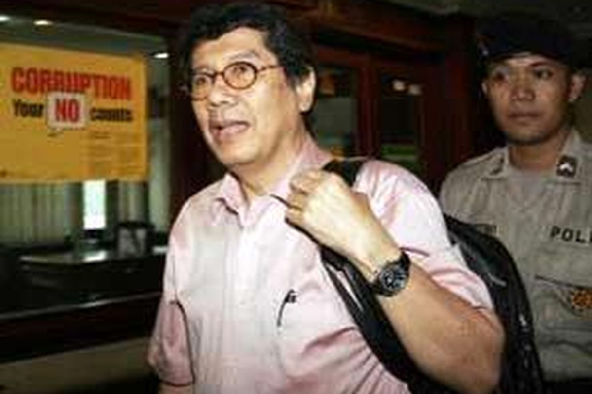 Mantan anggota Dewan Gubernur Aulia Tantowi Pohan (kiri) dikawal petugas polisi saat akan memberikan kesaksian di PN Tipikor, Jakarta, Selasa (23/9). Aulia Pohan memenuhi pangilan sidang untuk menjadi saksi terkait kasus aliran dana YPPI sebesar Rp 31,5 miliar dengan terdakwa Hamka Yamdhu dan Anthony Zeidra Abidin. 