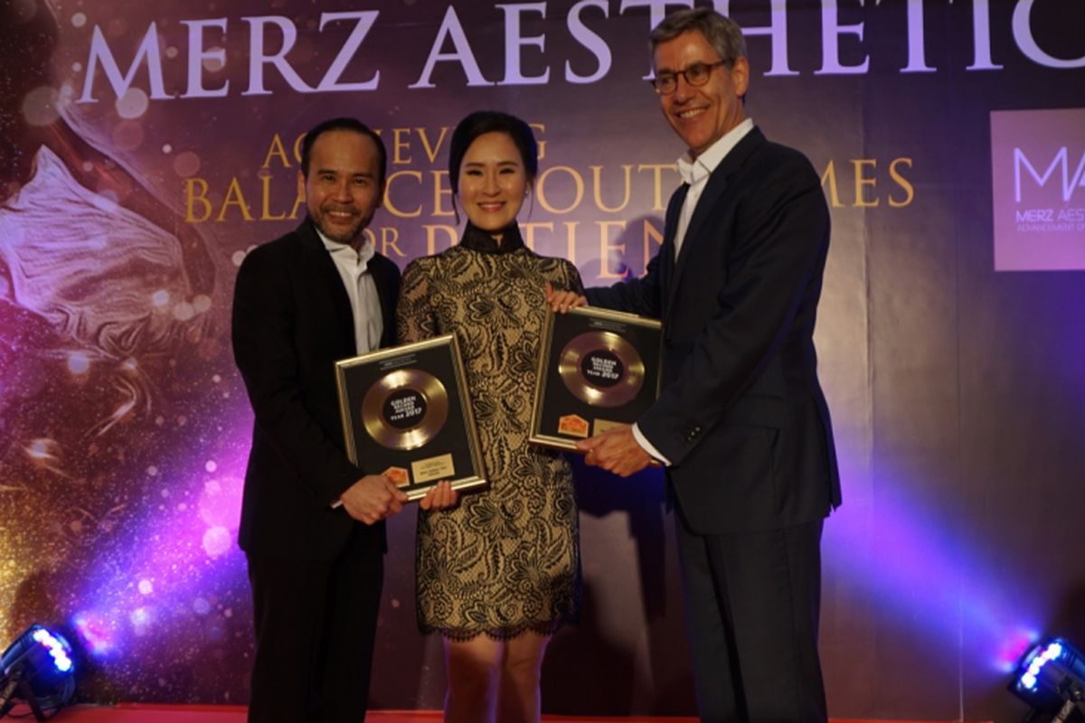 Dr.Olivia Ong (tengah) menerima dua penghargaan Goldern Record Award 2017 by Merz Aesthetic for Ultherapy.