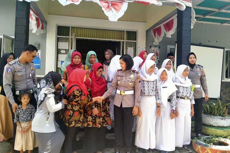 Kasatlantas Polres Demak, AKP Nyi Ayu Fitria Facha atau Yu Es Teh saat melayani foto bersama seusai acara sosialisasi tertib berlalu lintas di Balai Desa Karangsari Kecamatan Karangtengah Kabupaten Demak, Rabu (11/3/2020)