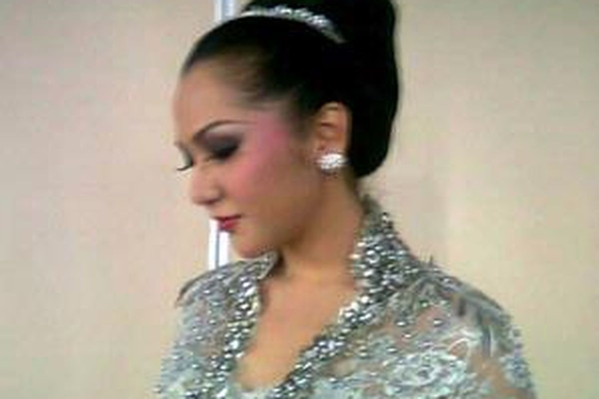 Hasil riasan Taufik, pengajar Make Up Bridal and Fashion Puspita Martha Intenational Beauty School, saat mempraktekkan teknik eye shadow untuk pengantin di Gedung Smesco UKM, Jakarta, Rabu (18/5/2011) lalu.