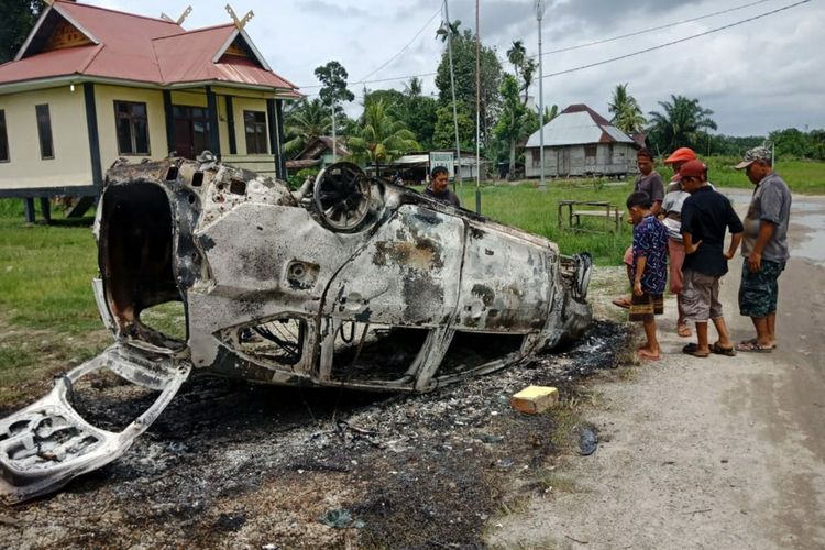 Mobil pelaku jambret yang dibakar warga di Desa Muara Dilam, Kecamatan Kunto Darussalam, Kabupaten Rohul, Riau, Jumat (3/4/2020).