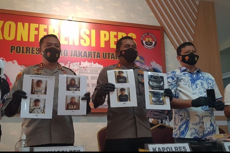 Kapolres Jakarta Utara Kombes Pol Wibowo (tengah) saat menunjukkan foto-foto barang bukti kasus pengeroyokan dalam rilis di Kantor Polres Jakarta Utara, Jumat (14/1/2022).