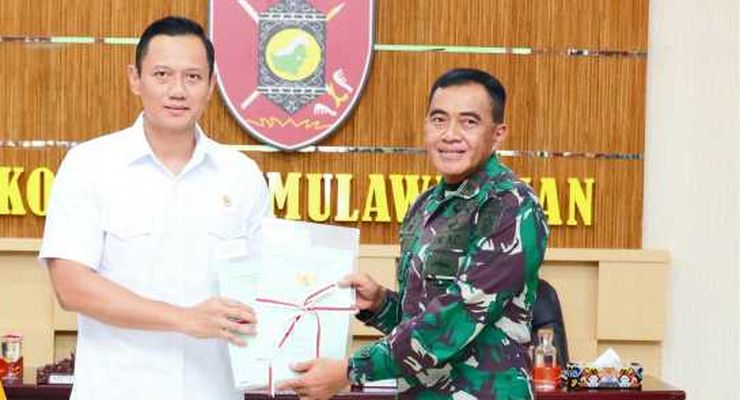 AHY Serahkan 2 Sertifikat HP Tanah 49,7 Hektar di Kutai Kartanegara