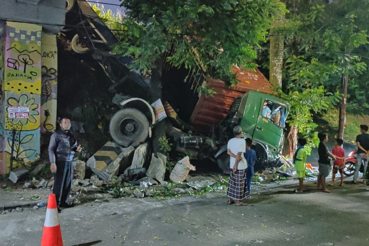 Truk kontainer hilang kendali dan terjun ke sisi bawah Jalan Tol Jakarta - Serpong, Tangerang Selatan, Selasa (27/4/2021)