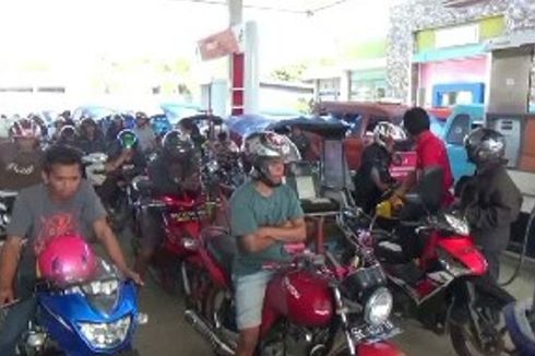 BBM Langka, Kendaraan Pemudik Antre hingga 2 Km di Trans Sulawesi