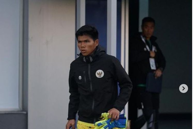 Kiper muda Persija Jakarta, Cahya Supriadi. Kiper berusia 18 tahun itu masuk dalam daftar 29 pemain yang dipanggil ke timnas Indonesia U23 untuk persiapan menghadapi Piala AFF U23 2022 di Kamboja. (Sumber foto: Instagram Cahya Supriadi)