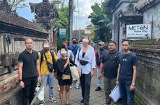 3 WNA Rusia Menari dan Berpose dengan Pakaian Tak Pantas di Pura Besakih Bali, Ditangkap Petugas Imigrasi