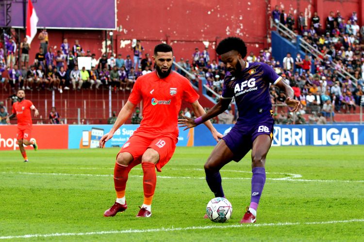 Penyerang Persik Kediri Joanderson saat tengah mendapatkan kawalan dari pemain Borneo FC dalam lanjutan pekan ke-4 Liga 1, kasta tertinggi Liga Indonesia 2022-2023, di Stadion Brawijaya pada Jumat (12/8/2022). Laga ini berakhir dengan skor 2-1 untuk kemenangan Borneo FC. Berkat kemenangan ini, Borneo FC berhak naik ke dua besar klasemen Liga 1 2022-2023.