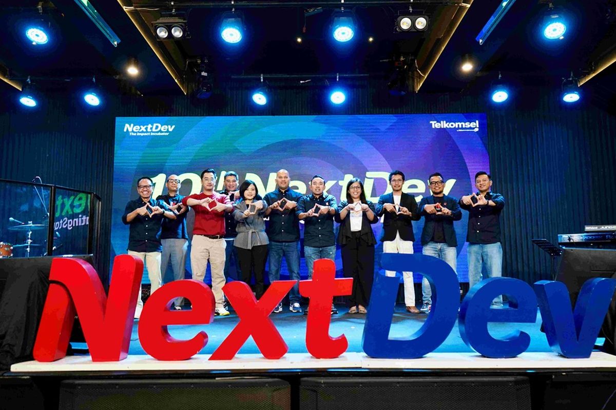 NextDev ke-10 membuka peluang kurikulum integrasi AI di NextDev Academy, peluang kolaborasi melalui International Hub Connector, hingga co-mentorship bersama alumni ekosistem inovasi Telkomsel. 