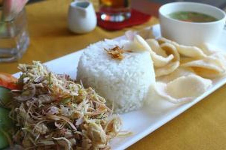 Nasi Ayam Honje adalah menu nasi dengan lauk suwiran daging ayam yang dicampur sambal matah serta dilengkapi kuah dan kerupuk.  